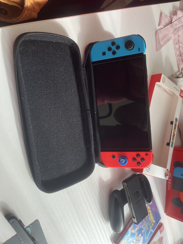Elbląg 🎮 Sprzedam zestaw Nintendo Switch Oled. Konsola działa bez zastrzeżeń. ✅ W skład zestawu wchodzi: