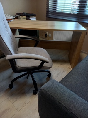 Elbląg Sprzedam biurko, kanapę i fotel. Kanapa jest dwuosobowa, rozkładana. 
Biurko - 50zł
Kanapa - 150zł
Fotel - 50zł
