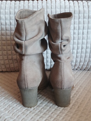 Elbląg Mam do sprzedania damskie buty kowbojki, takie jak na foto. Buty w idealnym stanie, rozmiar 38 i są za duże.