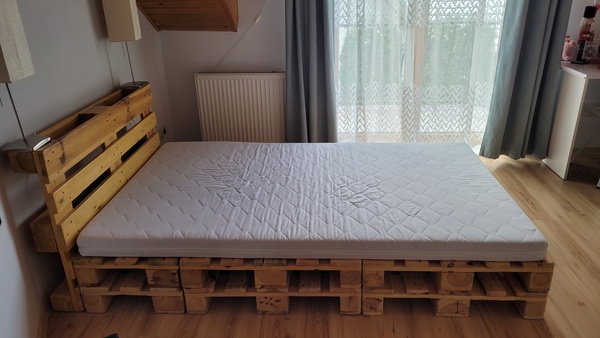 Elbląg Sprzedam solidnie wykonane  łóżko z palet z materacem.