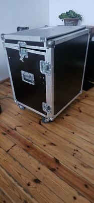 Elbląg Walizka skrzynia uchwyt koła sprzęt estradowy
54x61x70 cm.