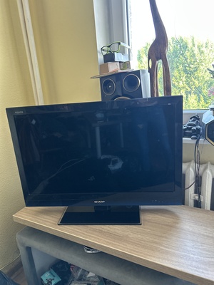 Elbląg Sprzedam Telewizor SHARP 32 cali. W bardzo dobrym stanie płaski na szklanej podstawce. Dla zainteresowanych