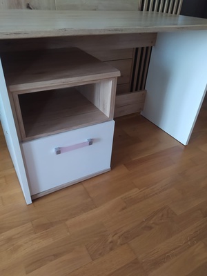 Elbląg Sprzedam biurko używane, drobne ślady użytkowania widoczne na zdjęciach. Biurko z kolekcji Meble Wójcik.