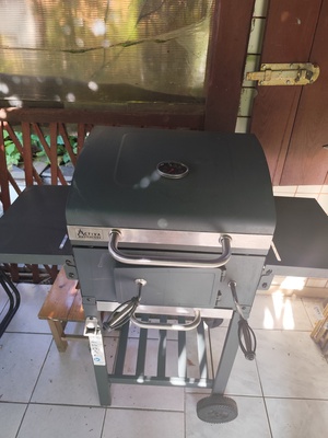 Elbląg Sprzedam grill węglowy używany jeden sezon stan widoczny jak na Zdjęciu.