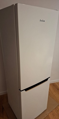 Elbląg Sprzedam lodówkę AMICA FK200.4  zakupioną w 2023 r. Wymiary: wys.144,sz.47,gł.49 cm. kolor biały. Zamrażarka z