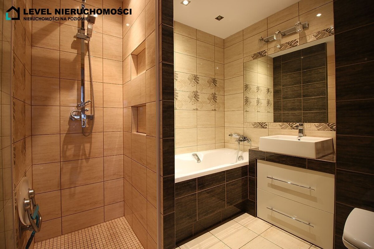 Elbląg LEVEL NIERUCHOMOŚCI Dom w środku miastaul. robotnicza NIERUCHOMOŚCI NA POZIOMIE