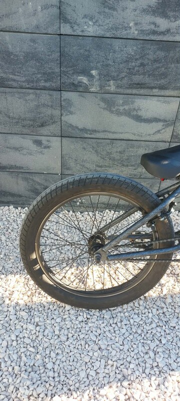 Elbląg Sprzedam rower BMX Kink Curb z 2022 roku w kolorze Matte Brushed Silver. Rower w bardzo dobrym stanie, gotowy