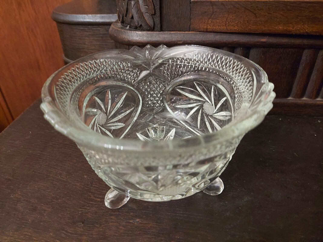 Elbląg PIEKNE LUSTRO-- OKNO.
Z OKIENNICAMI I LUKIEM
FIGURKI PORCELANOWE
KRYSZTALOWE OZDOBY