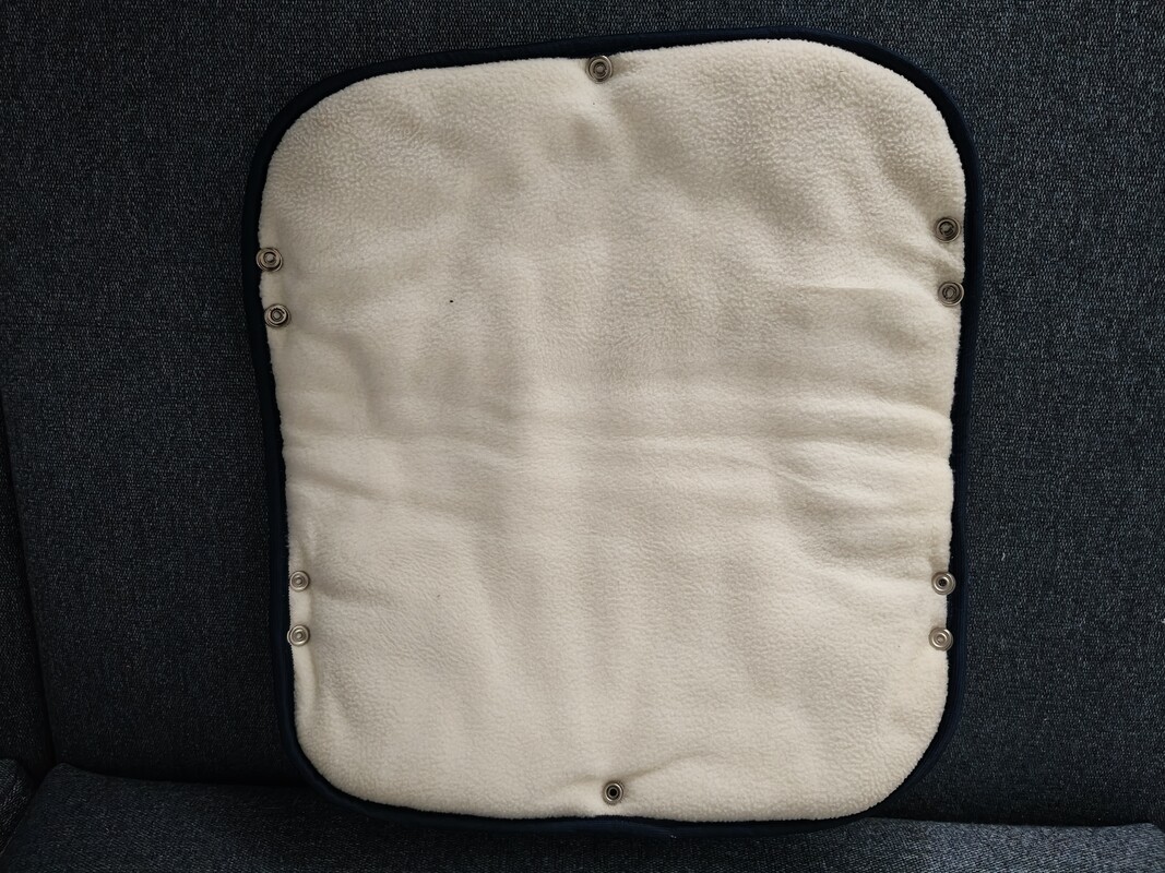 Elbląg Sprzedam dwa śpiworki ( w kropki- cieńszy 90 cm) ( w zwierzątka grubszy- 86-98cm) i dwa kombinezony (biały,