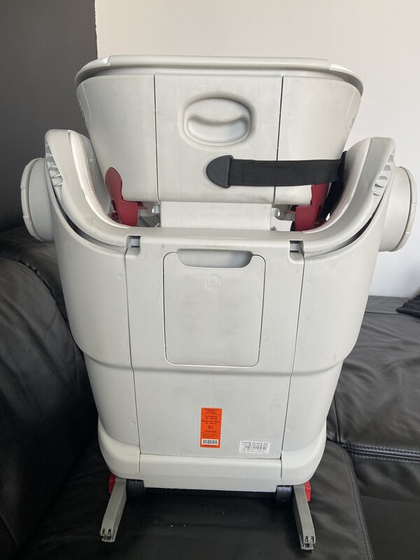 Elbląg Fotelik samochodowy Britax Romer, przeznaczony dla dzieci w przedziale wagowym 15-36 kg,
Fotelik jest