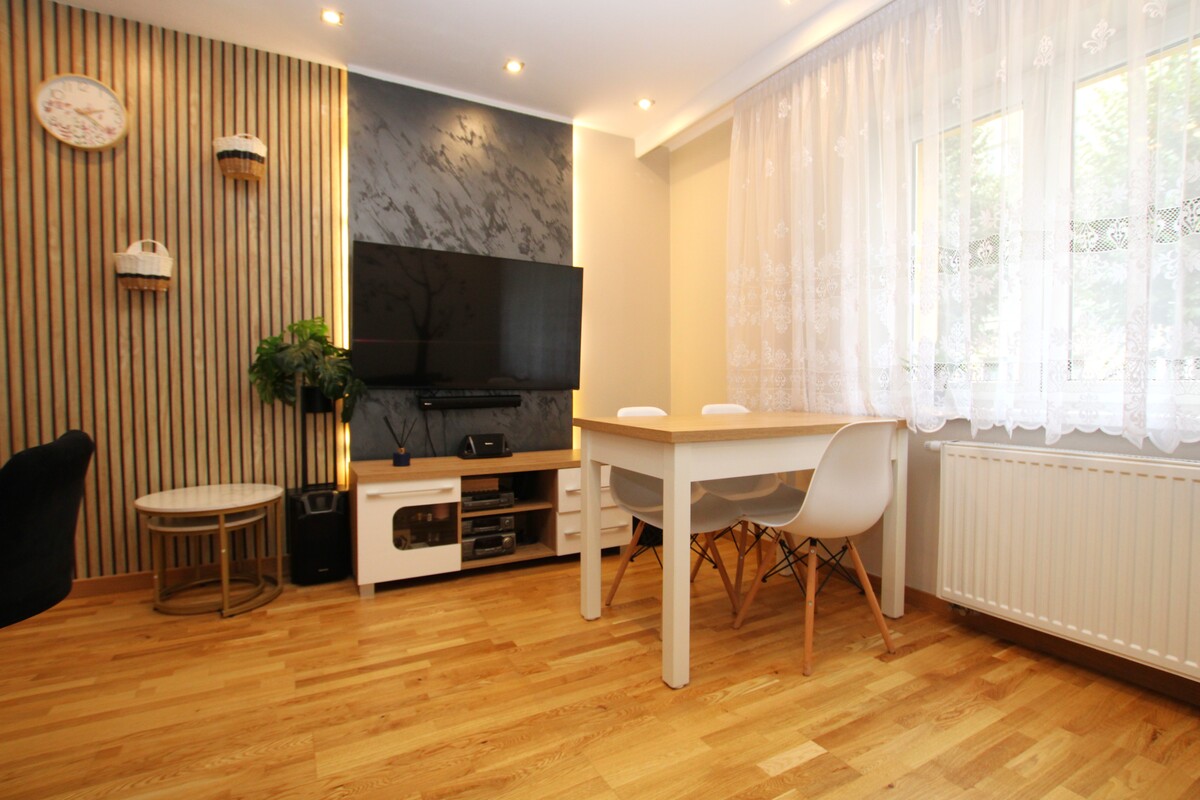 Elbląg NIERUCHOMOŚCI ANNA KRASZEWSKA Trzypokojowe mieszkanie po remoncie na parterze ul. Słoneczna