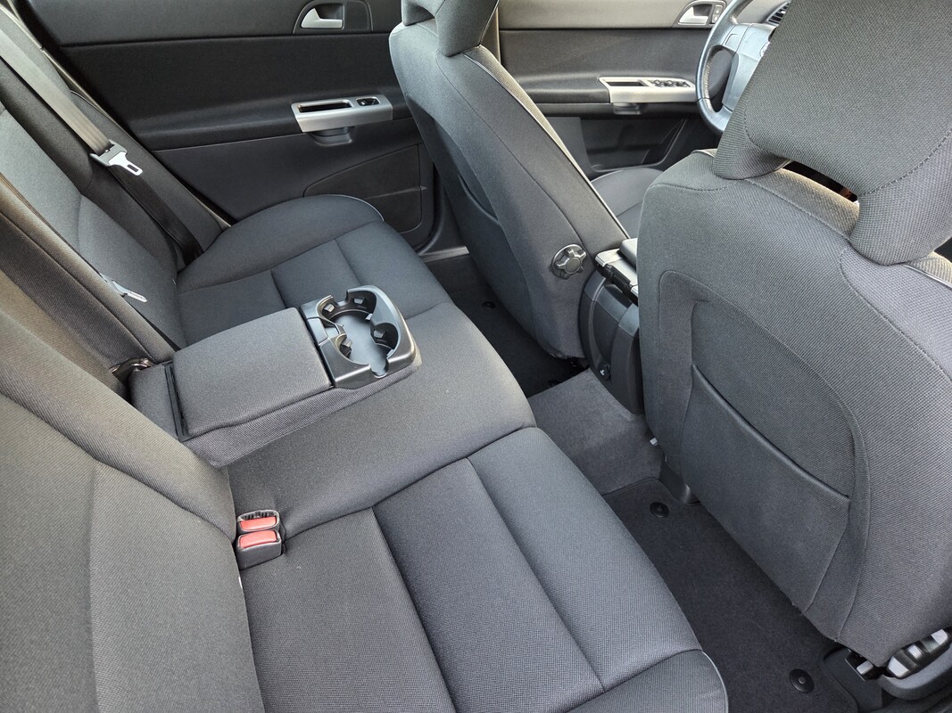 Elbląg Oferuję do sprzedaży Volvo S40 z 2007 roku – klasyczny sedan z niezawodnym silnikiem benzynowym 1.8 o