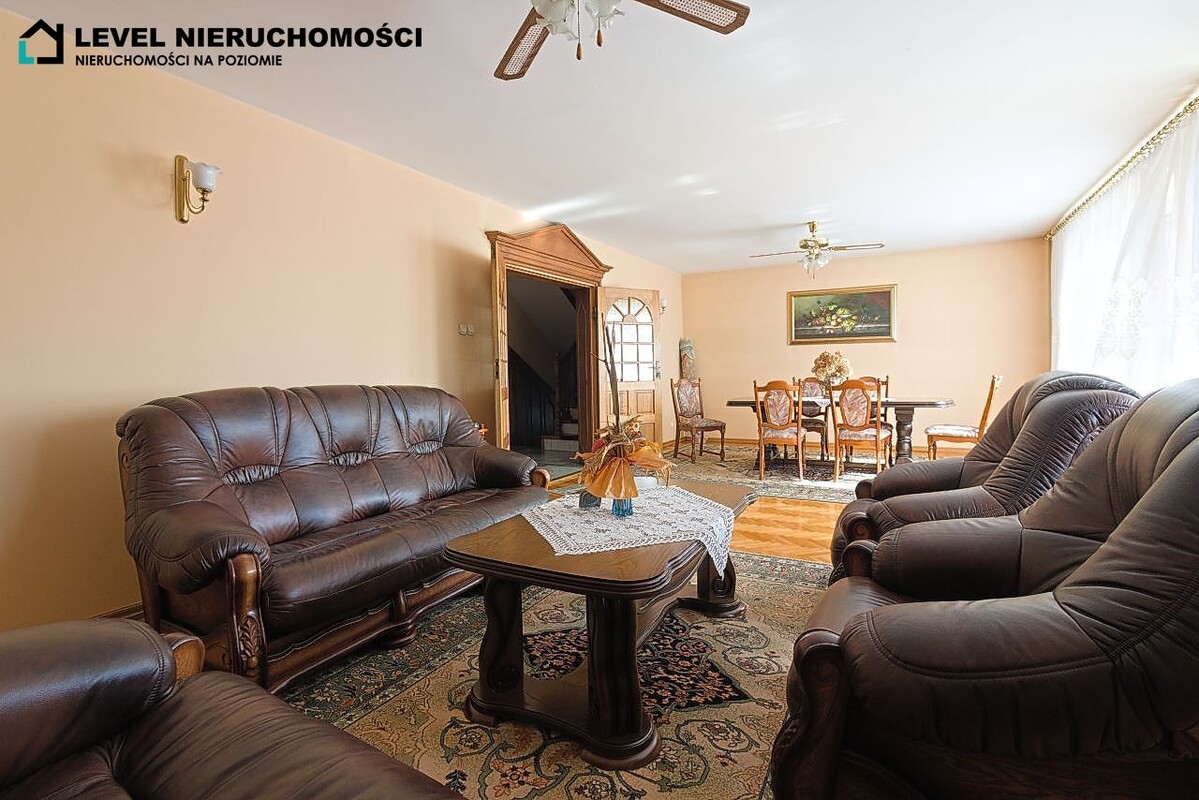 Elbląg LEVEL NIERUCHOMOŚCI Dom na dużej działce w Elbląguplus dwa garażeul. Freta NIERUCHOMOŚCI NA POZIOMIE