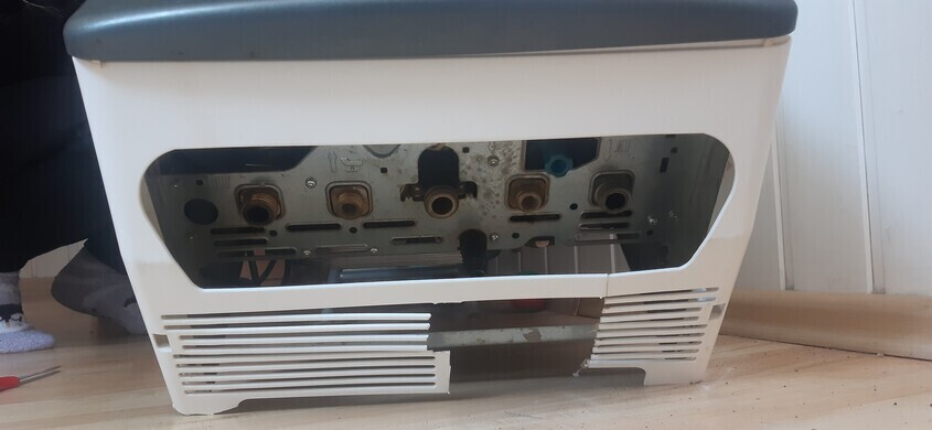 Elbląg Sprzedam piec dwufunkcyjny ARISTON CLAS 24 CF. Został zdemontowany z uwagi na założenie c. o.Rok produkcji