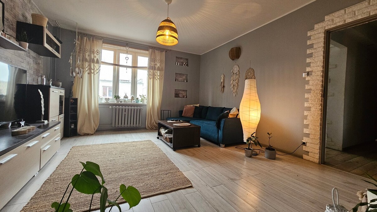 Elbląg BIURO NIERUCHOMOŚCISZULC& SZULCPowierzchnia mieszkania: 59 m2Garaż: 18 m2Ogródek: ok 100 m2Mieszkanie na