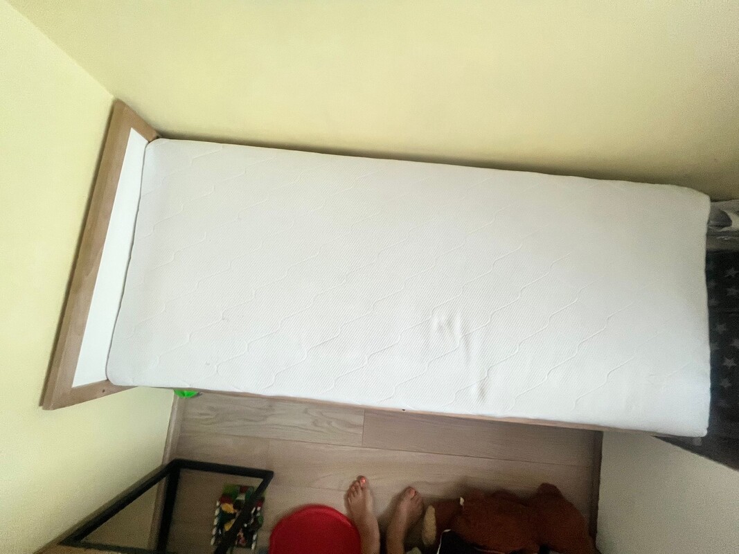Elbląg Sprzedam łóżko dziecięce wraz z materacem wysokiej jakości (na sprężynach kieszeniowych). Odbiór osobisty w