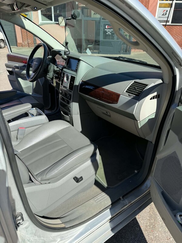 Elbląg Sprzedam Chrysler T&C 4.0 189 kW z 2010 r. z gazem-2 butle po
41 l.
Samochód do poprawek lakierniczych, brak