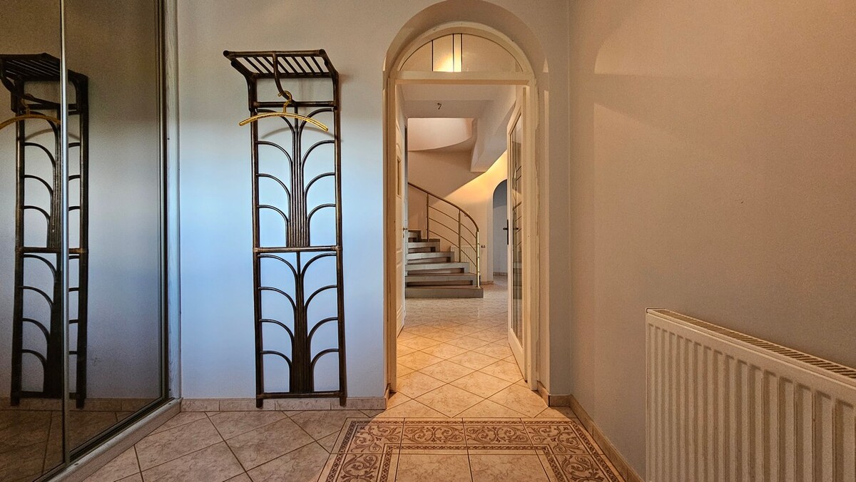 Elbląg BIURO NIERUCHOMOŚCISZULC& SZULCPowierzchnia domu: 320 m2Powierzchnia działki: 472 m2Dom w Elblągu przy ul.