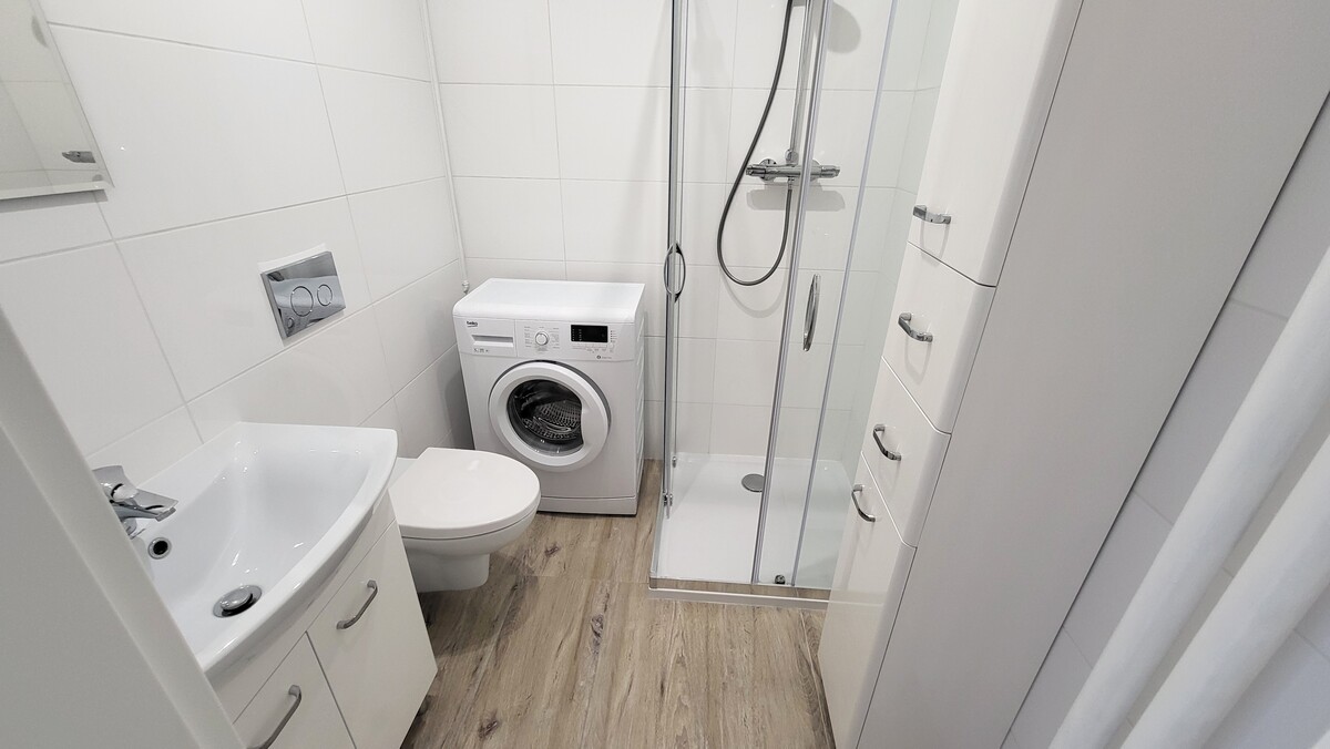 Elbląg KWADRAT NIERUCHOMOŚCImieszkanie 1 pokojowe - 31,4 m2parterbalkonumeblowane i wyposażonegotowe do