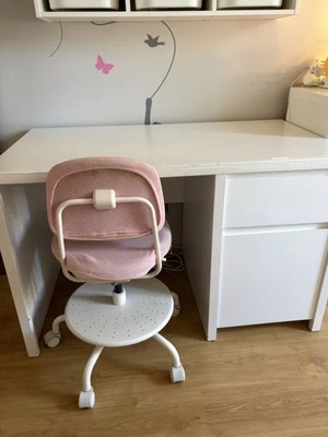 Elbląg Sprzedam duże biurko Kaspian z black red white biały połysk + krzesło Ikea. Biurko ma powycieraną okleinę z