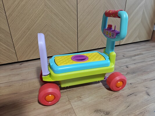 Elbląg Jeździk TAF TOYS z dodatkami. Mama do sprzedania jeździk w bardzo dobrym stanie. Dodatkowo narzędzia w kuferku.