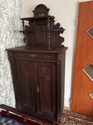 Elbląg Komoda w stanie dobrym, 
Wysokość - ok. 210 cm
Szerokość - 97 cm 
Głębokość - 46 cm. 
W razie pytań proszę o