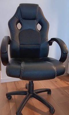 Elbląg Fotel biurowy, obrotowy, czarny w bardzo dobrym stanie. Wys. 122 cm, szer 61 cm. Odbior wlasny.