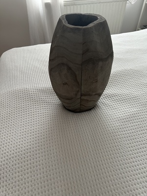 Elbląg Nowy wazon drewniany w kolorze szarym.