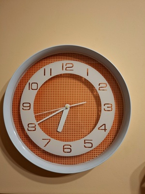 Elbląg Sprzedam zegar. 
Tarcza w kolorze ciepłej pomarańczy. 
Obudowa biała. 
Kupiony w sklepie meblowym. 
Chodzi,