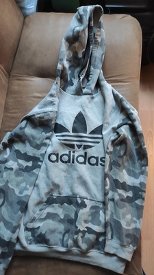 Elbląg Na sprzedaż bluza Adidas z kapturem w kamuflażowy wzór. Bluza jest używana, co widać po lekkich przetarciach
