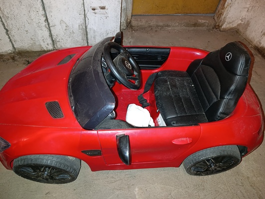 Elbląg Sprzedam autko Mercedes dla chłopca lub dziewczynki działa wszytko gra i jeździ, zakupiono w zeszłym roku nowy