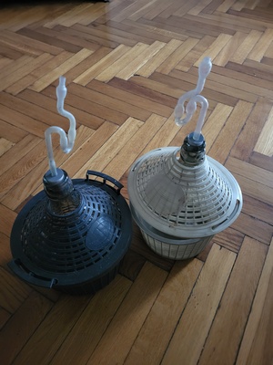 Elbląg Oddam dwa balony/gąsiory do wina. Pięcio litrowe, w koszu, z korkiem I rurką. .używane.