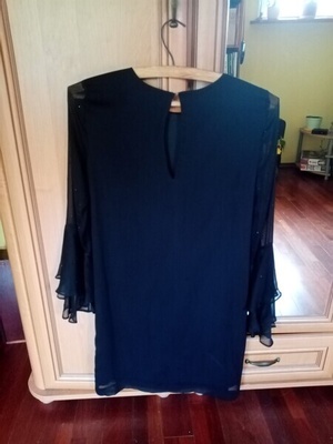 Elbląg Sprzedam sukienkę (kupiona w H& M). 
Rozmiar 36.
Z tyłu haftka. 
Na 165 cm wzrostu. 
Na szczupłą osobę.
