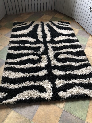 Elbląg Sprzedam:
- Dywan czarno-biały 120/170 - 70
- Lustro w ciemnej drewnianej ramie, wymiary:99,5/48 -110 
-Zegar