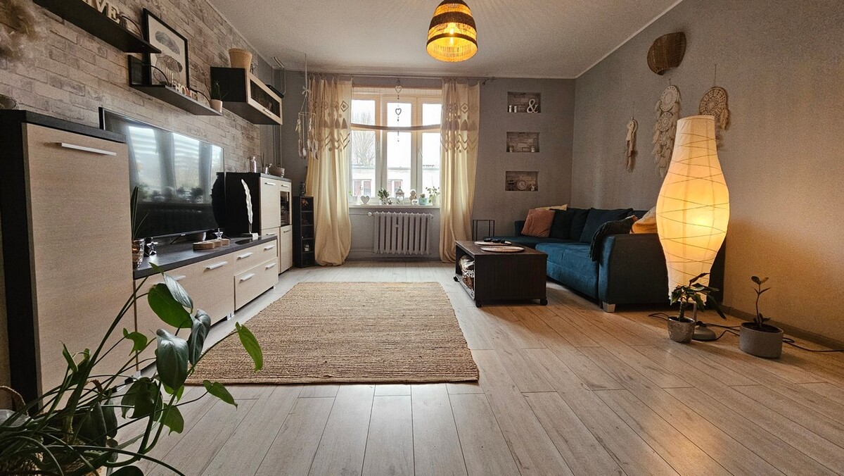 Elbląg BIURO NIERUCHOMOŚCISZULC& SZULCPowierzchnia mieszkania: 59 m2Garaż: 18 m2Ogródek: ok 100 m2Mieszkanie na