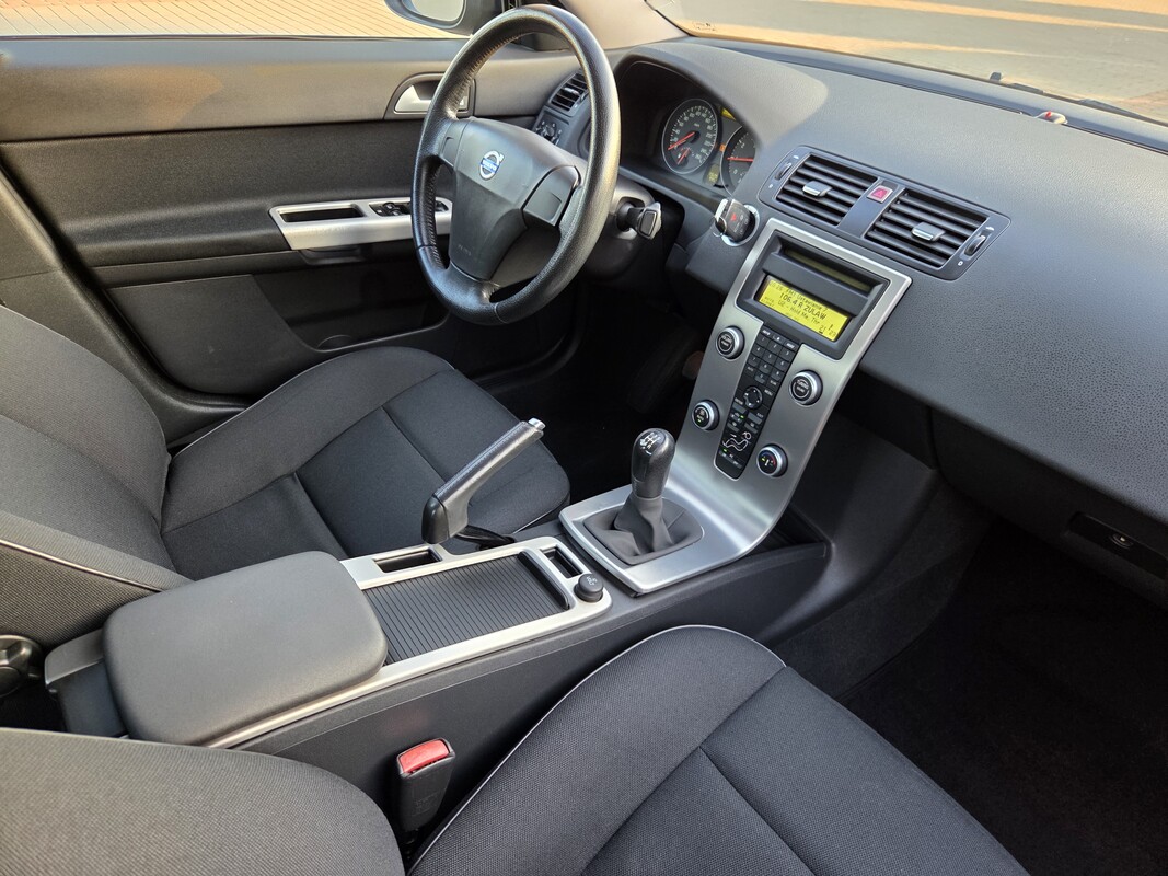 Elbląg Oferuję do sprzedaży Volvo S40 z 2007 roku – klasyczny sedan z niezawodnym silnikiem benzynowym 1.8 o