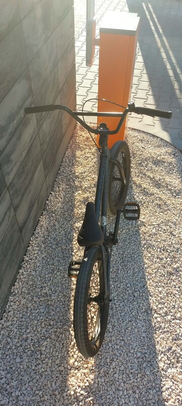 Elbląg Sprzedam rower BMX Kink Curb z 2022 roku w kolorze Matte Brushed Silver. Rower w bardzo dobrym stanie, gotowy