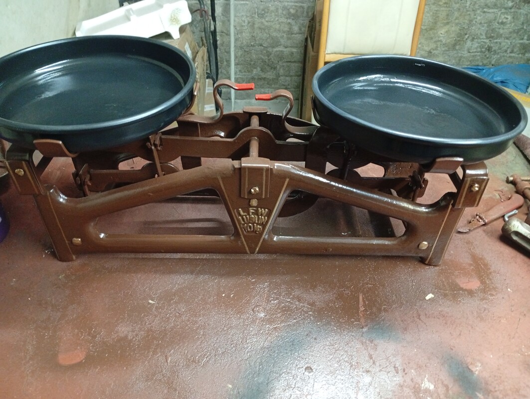 Elbląg sprzedam wagę szalkową po pełnej renowacji atrakcyjny wygląd kolor ciemna zieleń plus złocenia sprawna