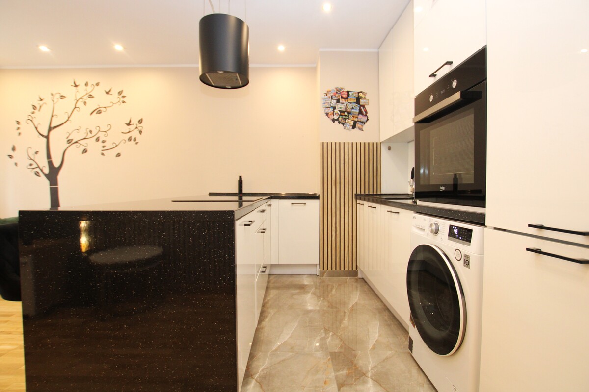 Elbląg NIERUCHOMOŚCI ANNA KRASZEWSKA Trzypokojowe mieszkanie po remoncie na parterze *media miejskie