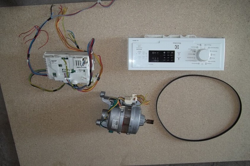 Elbląg Sprzedam części pralki Ariston Margherita2000 i Elektrolux mod. EWT 1062 TDW typ TLP 131351 panel sterowania,