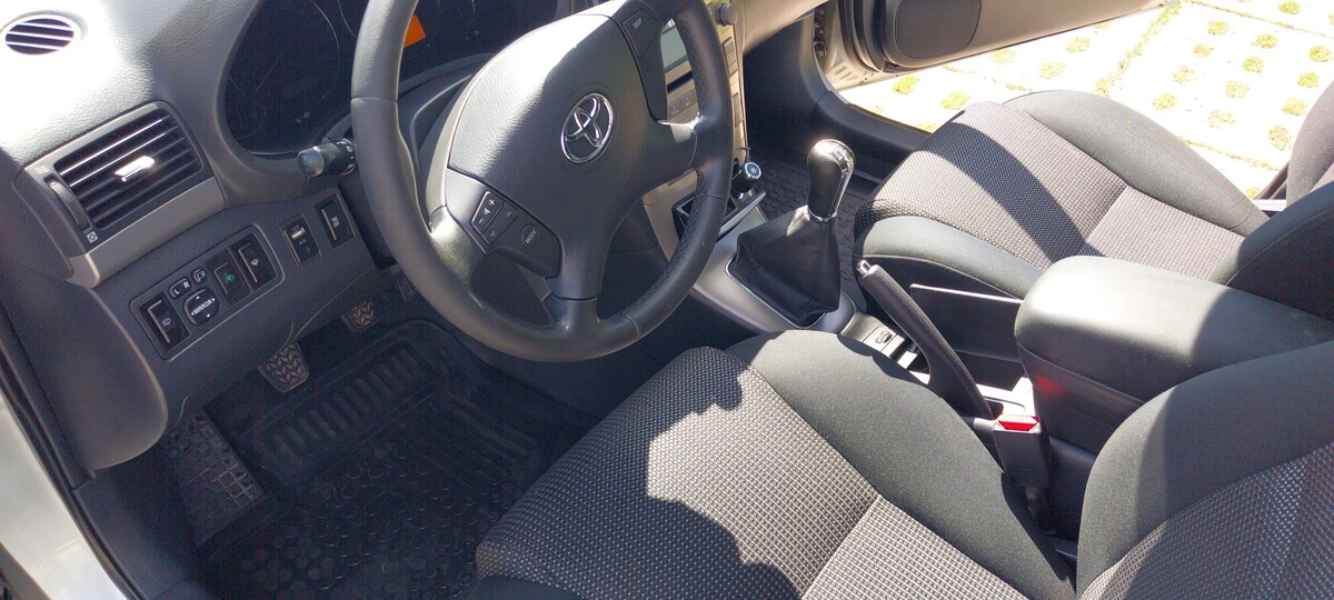 Elbląg Sprzedam niezawodny samochód toyota avensis T25.Toyotka jest na opnach wielosezonowych Pirelli, zakupionych w