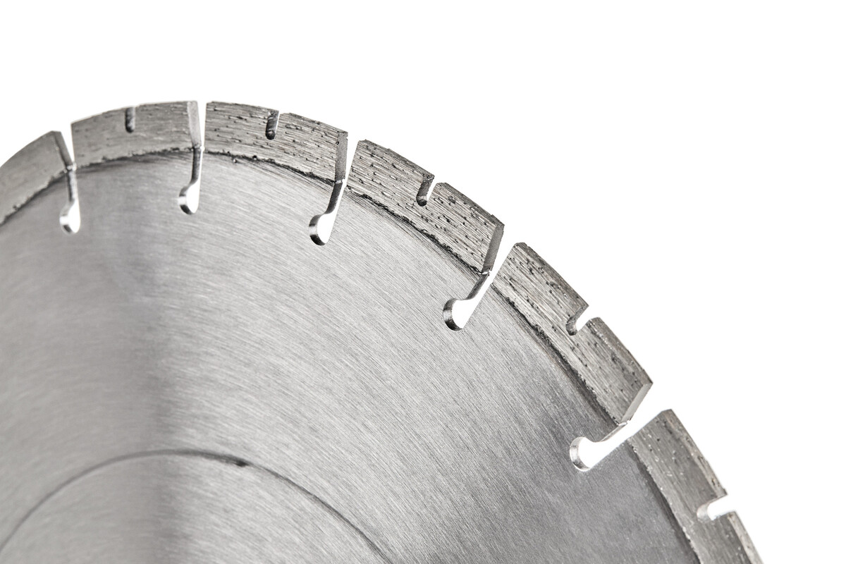 Elbląg Techtrans przedstawia:MAKSYMALNA WYDAJNOŚĆ CIĘCIA Odkryj pełną ofertę tarcz do przecinarek STIHL