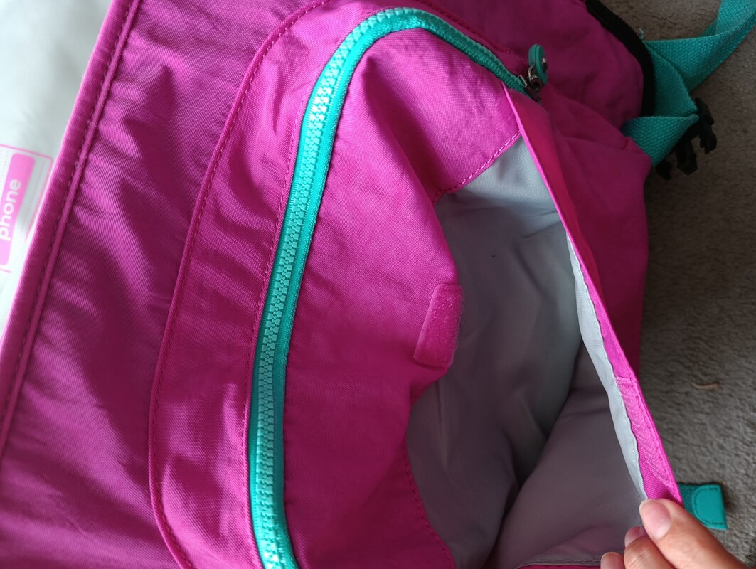 Elbląg Sprzedam dziewczęcy usztywniany plecak marki Kipling. Stan bardzo dobry, do odświeżenia małe zabrudzenia w