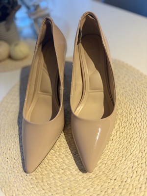 Elbląg Sprzedam nowe szpilki nude