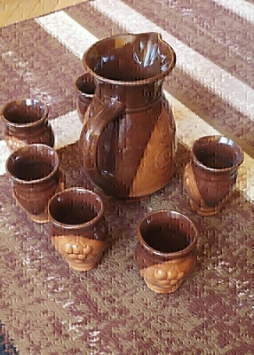 Elbląg Sprzedam;B. ładny 7- częściowy ceramiczny, szkliwiony komplet do wina lub innych napojów. .Rok produkcji   to