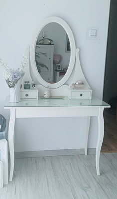 Elbląg Piękna toaletka z lustrem i trzema szufladami z IKEA. Blat ze szkłem ochronnym. Mebel nie posiada wad. Wygląda
