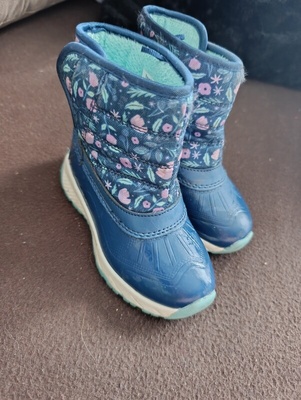 Elbląg Sprzedam buty dla dziewczynki rozmiar 25.Jesienne oraz śniegowce. Stan bardzo dobry. Cena za jedną pare 15zl.