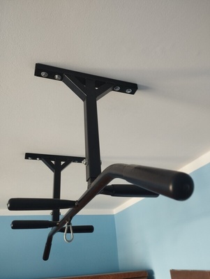 Elbląg Drążek do podciągania z uchwytem na worek bokserski mocowany do sufitu. 
Długość całkowita 115 cm. 
Wysokość