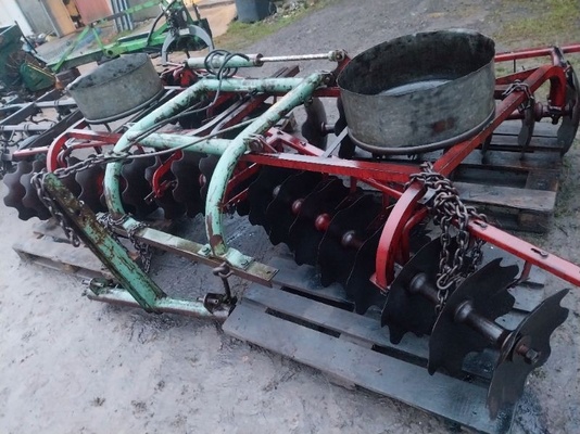 Elbląg Sprzedam:
1) talerzówka Kverneland 380 szer. , robocza, cena 2600 zł;
2) przyczepa kaczka na balonówkach na 2