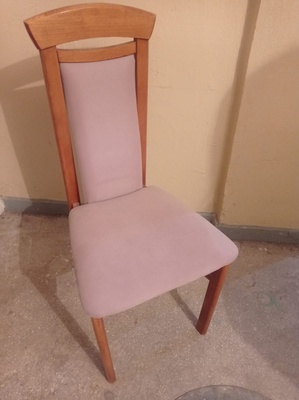 Elbląg Cztery drewniane krzesła w dobrym stanie. Solidna konstrukcja z drewna, tapicerka w jasnym kolorze. Odpowiednie